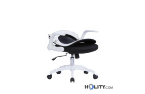 Klappbarer-Bürostuhl-mit-weißen-Armlehnen-h122_86