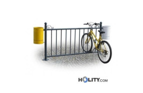 Metallabsperrung als Fahrradständer mit Abfalleimern h28739