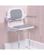 Gepolsterter-Sitz-mit-Rückenlehne-und-Armlehnen-h13618