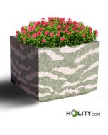 Viereckiger-Pflanzbehälter-als-Stadtmobiliar-h319_97